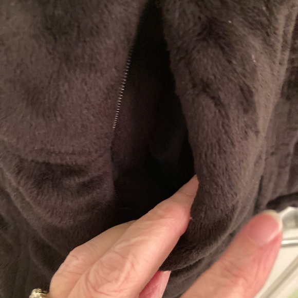 Lady Hathaway Black Faux Fur Polyester Vest with 2 Pockets Size Large. - Picture 6 of 10